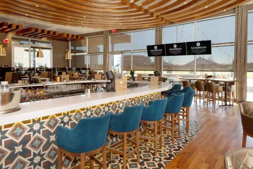 Sandman Signature Calgary Airport Hotel - image 3