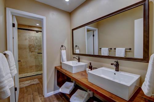Vail Condo Free Parking Walk to Shuttle - image 3