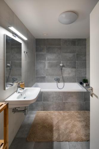 Prague Days - Exclusive Condo in Trendy Neighbourhood, Прага (фото 9)