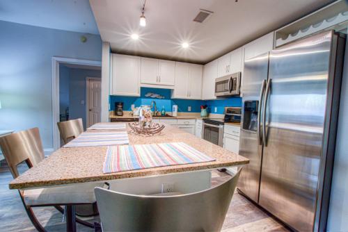 Laketown Wharf 1929 - 2 BD 2 BA Best Amenities and Fantastic Location - image 3