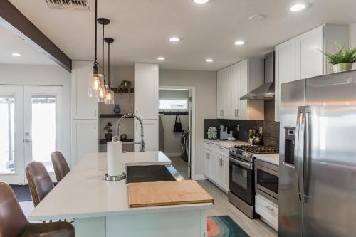 Fairmount House - Modern & Sophisticated Home With Large Backyard! - image 10