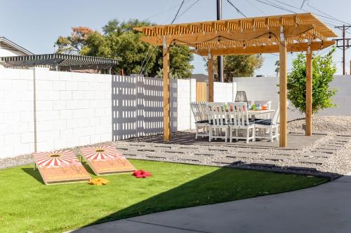 Fairmount House - Modern & Sophisticated Home With Large Backyard! - main image