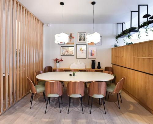 ห้องอาหาร, แพลน บี โฮเทล - ลีฟวิ่ง ชาโมนิกซ์ (Plan B Hotel - Living Chamonix) in เลอ ครี