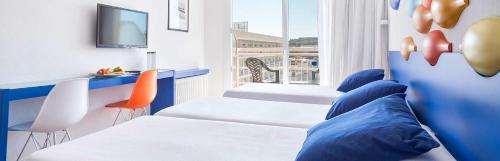 1 double bed, 1 twin bed