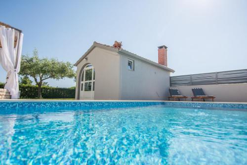 House Moonstone - image 9