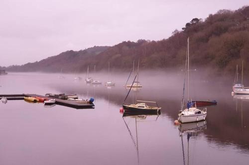 Luxurious lodge, Hot tub at Rudyard Lake, couples or small family