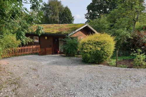 Luxurious lodge, Hot tub at Rudyard Lake, couples or small family