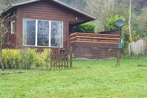 Luxurious lodge, Hot tub at Rudyard Lake, couples or small family