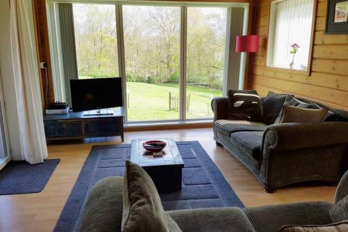 Luxurious lodge, Hot tub at Rudyard Lake, couples or small family