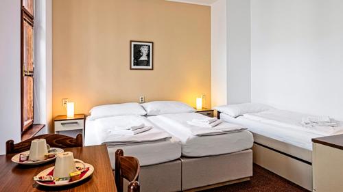 3 twin beds