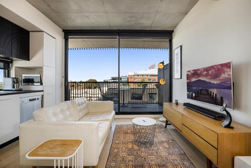 Prime Location near Richmond Cafes, Trams and MCG