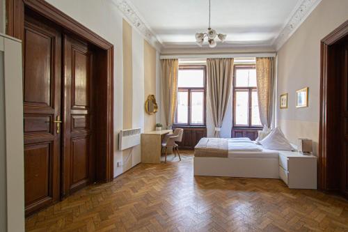 For celebrations spacious 3BDR apartment with balcony, Прага (фото 5)