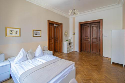 For celebrations spacious 3BDR apartment with balcony, Прага (фото 10)