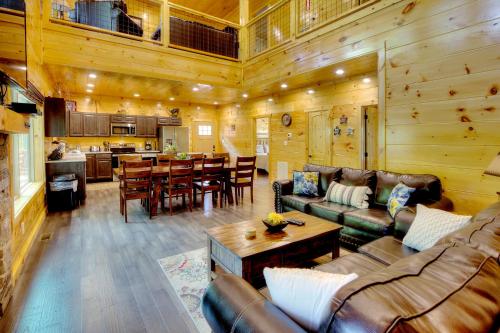 Luxury 5bed/6ba Cabin: Theater, Pool Room, Hottub!