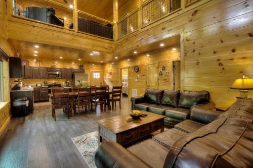 Luxury 5bed/6ba Cabin: Theater, Pool Room, Hottub! in Gatlinburg, USA