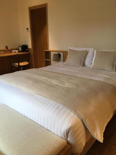 1 queen bed, 1 twin bed
