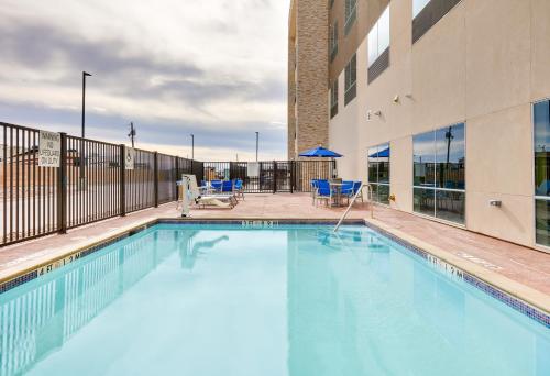 Holiday Inn Express And Suites Kermit By IHG - 수영장