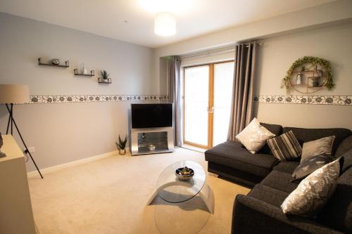 Large Modern Contractor House with Balcony & Private Parking - CMK by Comfy Workers - image 3