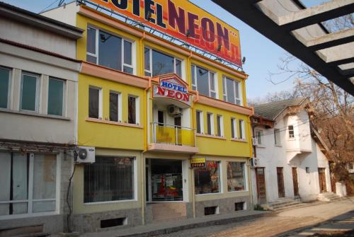 Buitenkant, Neon Guest Rooms in Shumen
