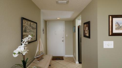 Luxury Contemporary Style Apartment on The Anchorage Siesta Key Apartment 1001 - image 2