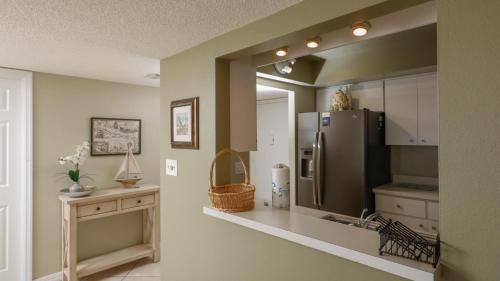 Luxury Contemporary Style Apartment on The Anchorage Siesta Key Apartment 1001 - image 6