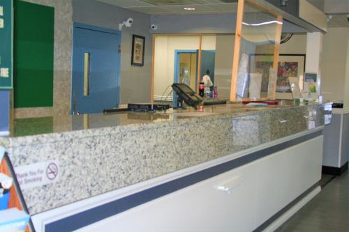 Quality Suites Martinsburg - image 7