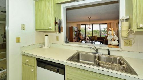 Rent the Perfect 2 Bedroom Apartment on The Anchorage Siesta Key Apartment 1009 - image 3