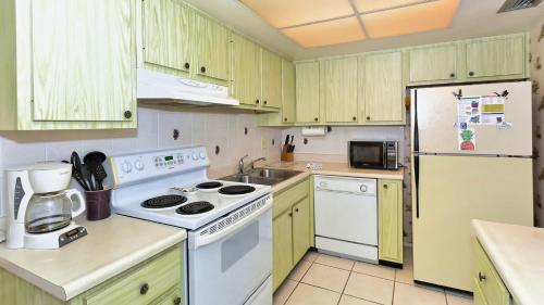 Rent this Luxury 5 Star Apartment on The Anchorage Siesta Key Apartment 1008 - image 4