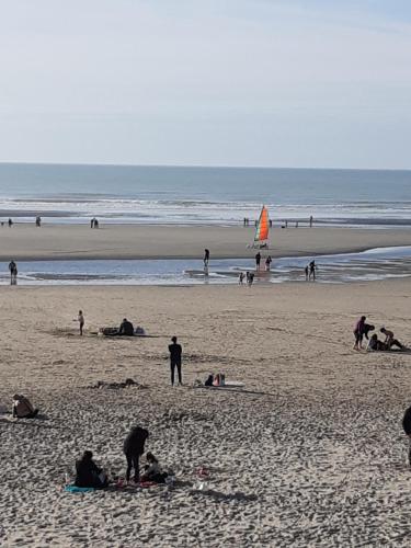 Les Obiones, Fort Mahon Plage, magnifique studio cabine 4p vue latérale mer avec balcon , parking privé gratuit, wifi, classé 2 étoiles, exposition plein sud en Baie de Somme