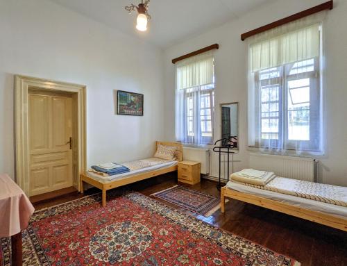 3 twin beds