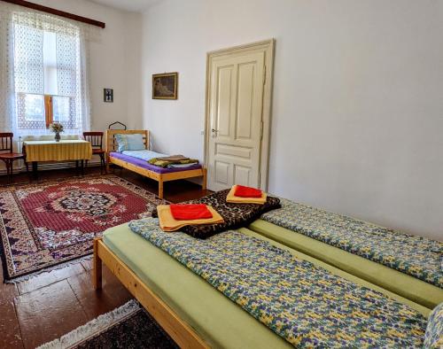 3 twin beds