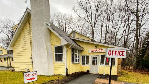 Country Place Inn and Suites White Haven in White Haven, USA