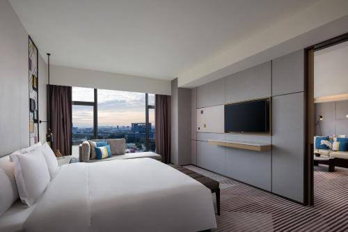 Crowne Plaza Foshan Nanhai-an IHG Hotel-Guangzhou South Railway Station Free Shuttle Bus