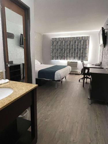 Motel 6-Green Bay WI - Lambeau - image 9