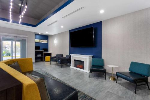 Lobby, La Quinta Inn & Suites by Wyndham Tampa Central in Egypt Lake - Leto