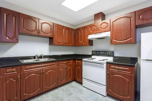 Kitchen, La Quinta Inn & Suites by Wyndham Tampa Central in Egypt Lake - Leto