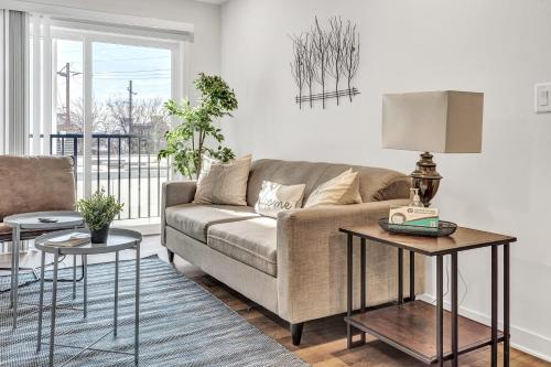 New Listing Beautiful Suite at Grad Pointe Wifi Gym Coffee Rooftop Patio - image 4