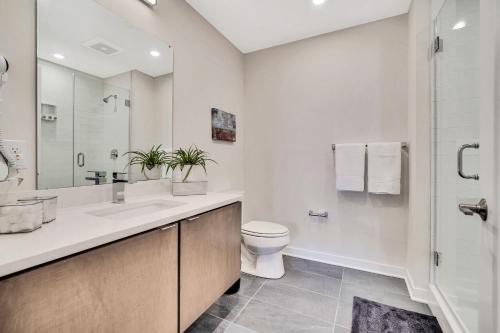 New Listing Grad Pointe Beautiful 2BDR Rec Room Gym Coffee Rooftop Patio - image 8