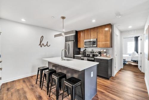New Listing Lovely Suite at Grad Pointe Coffee Gym Wifi Rooftop Patio - image 2