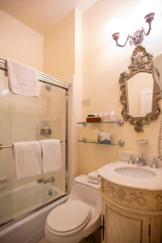 Washington Square Inn Room Type - Standard King Room