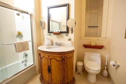 Washington Square Inn Room Type - Standard Queen Room