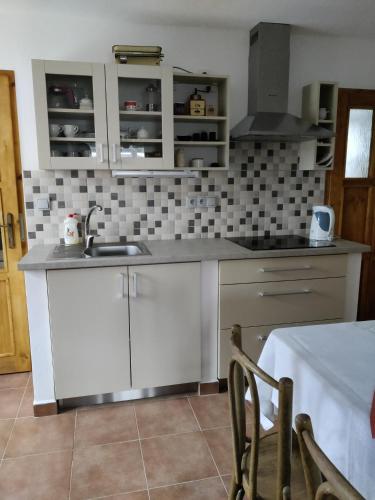 Kitchen, Chalupa v Okrouhle Radouni in Jindrichuv Hradec