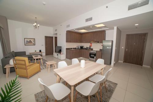 Fantastay Windsor Residence Spacious 1 BR Suite w Balcony, Pool, Gym, Sauna, Wifi