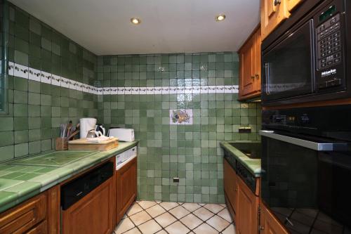 Duplex Carline 185m2 - 7 rooms - Living room with large fireplace and frame