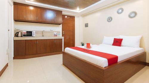 RedDoorz Plus near Uptown BGC Mall, Manila