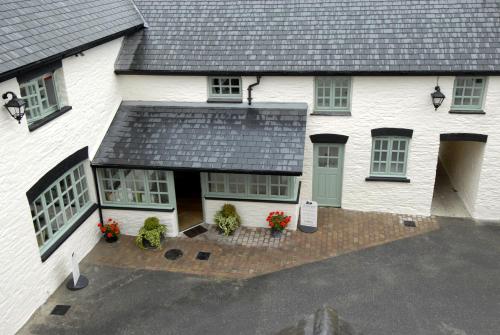 Gwesty'r Emlyn Hotel - image 2