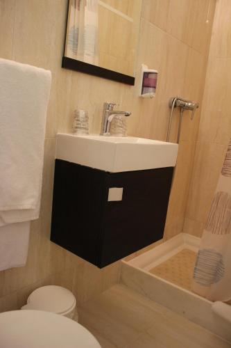 Basic Double Room image 2