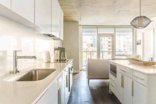 1BR Luxury Apartment With Private Office, Terrace, & Wi-Fi