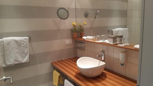 Seehotel Engstler – Velden, CA