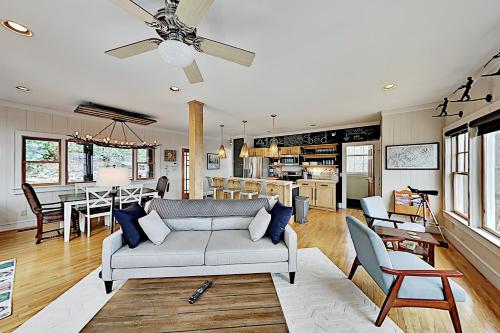 Mountain-View Home with Private Hot Tub & Firepit home - main image